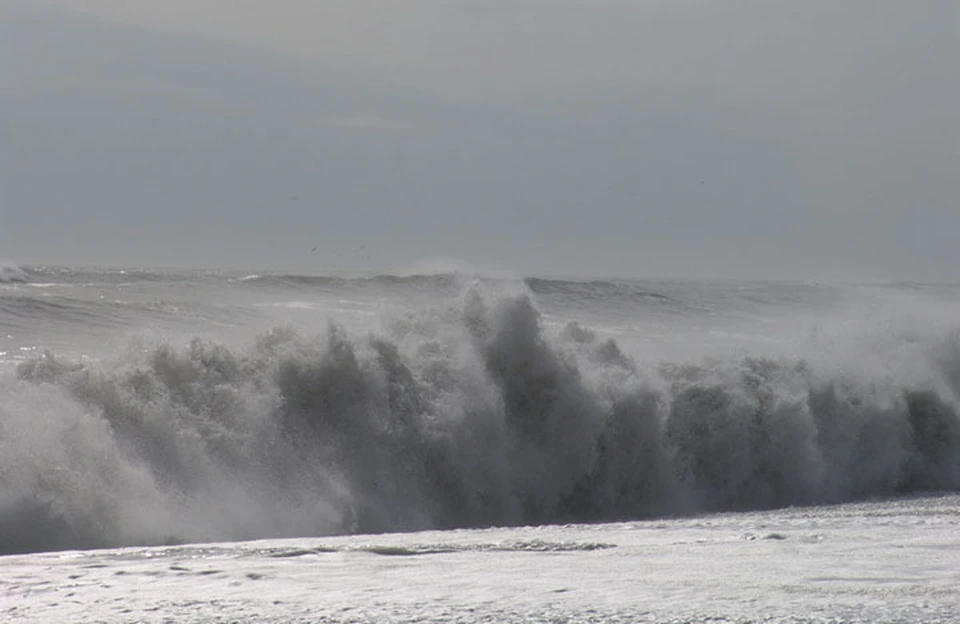 Влияние циклона на этой территории будет сохраняться еще 2 дня, волна может достичь высоты более двух метров, скорость ветра - 25 м/с. Фото: администрация Охотского района