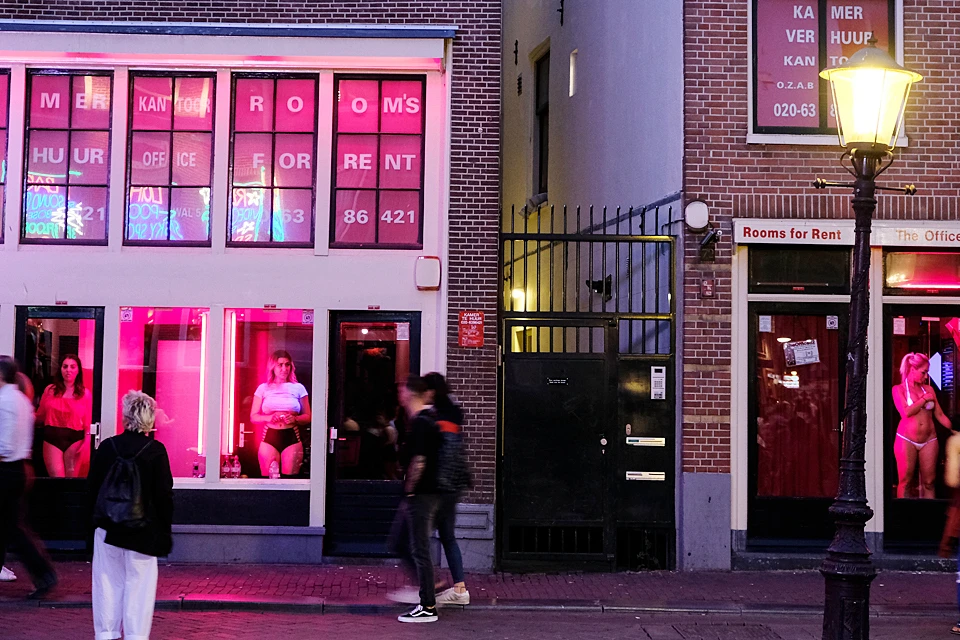 Такое решение связано с дурными ассоциациями, которые возникают у иностранцев - районом Красных фонарей в Амстердаме и доступностью наркотиков