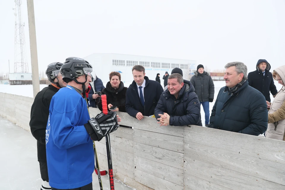 Глава региона и чиновники пообщались с сельскими хоккеистами. Фото: АВО