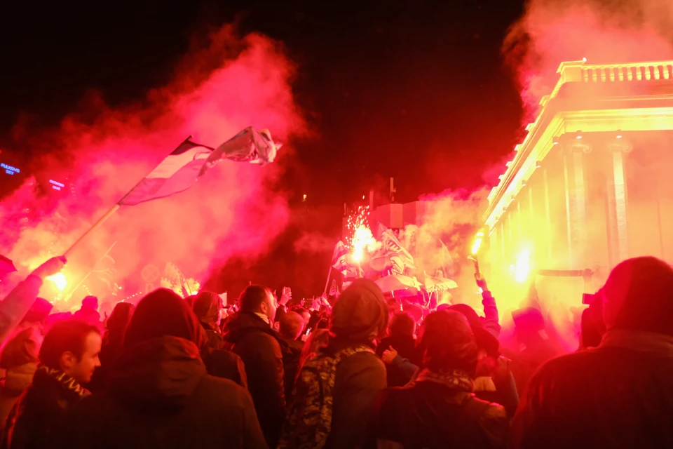 Фанаты "Зенита" любят "зажечь". Но кричали они нацистские лозунги в центре Петербурга, или нет - установит полиция.
