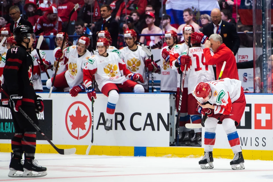 Россия в драматичном поединке уступила команде Канады со счетом 3:4.