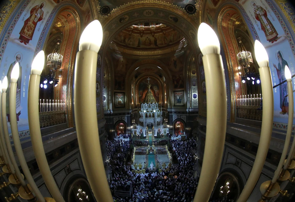 В Храме Христа Спасителя в Москве в ночь с 6 на 7 января собрались тысячи верующих.