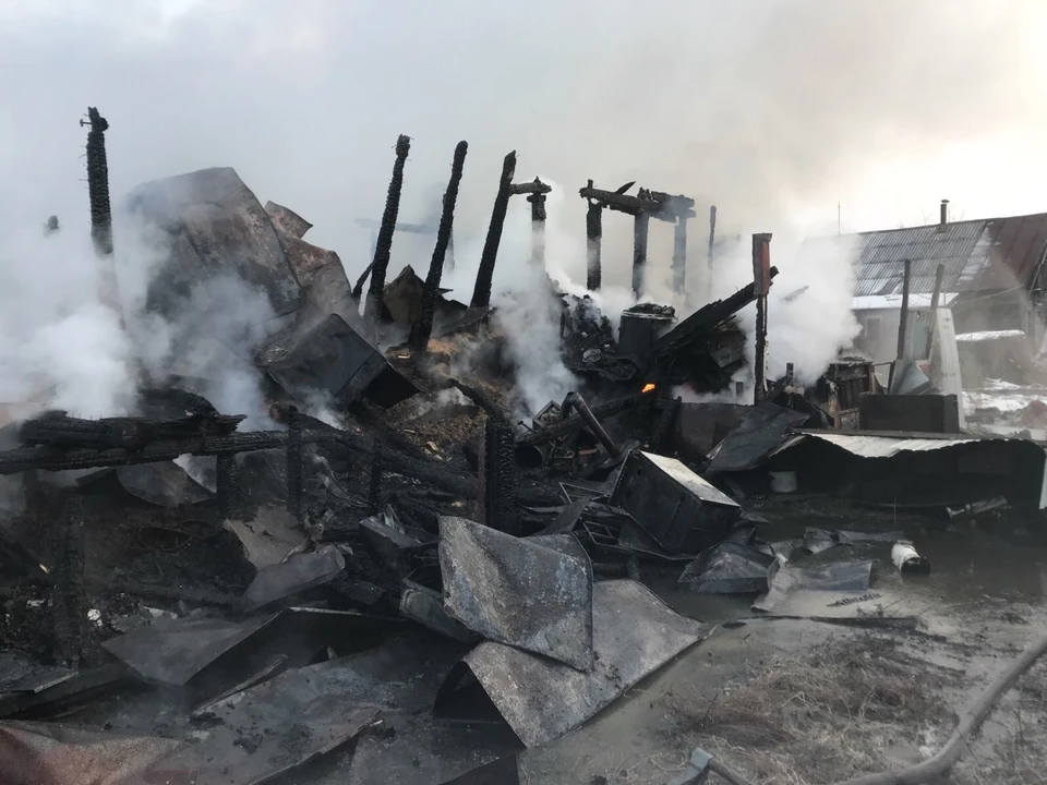 В деревянном одноэтажном доме проживали три семьи. Фото предоставлено ЦУКС ГУ МЧС России по Нижегородской области