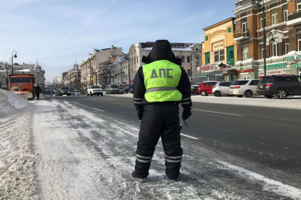 Обязательно используйте ремни безопасности и детские удерживающие устройства.