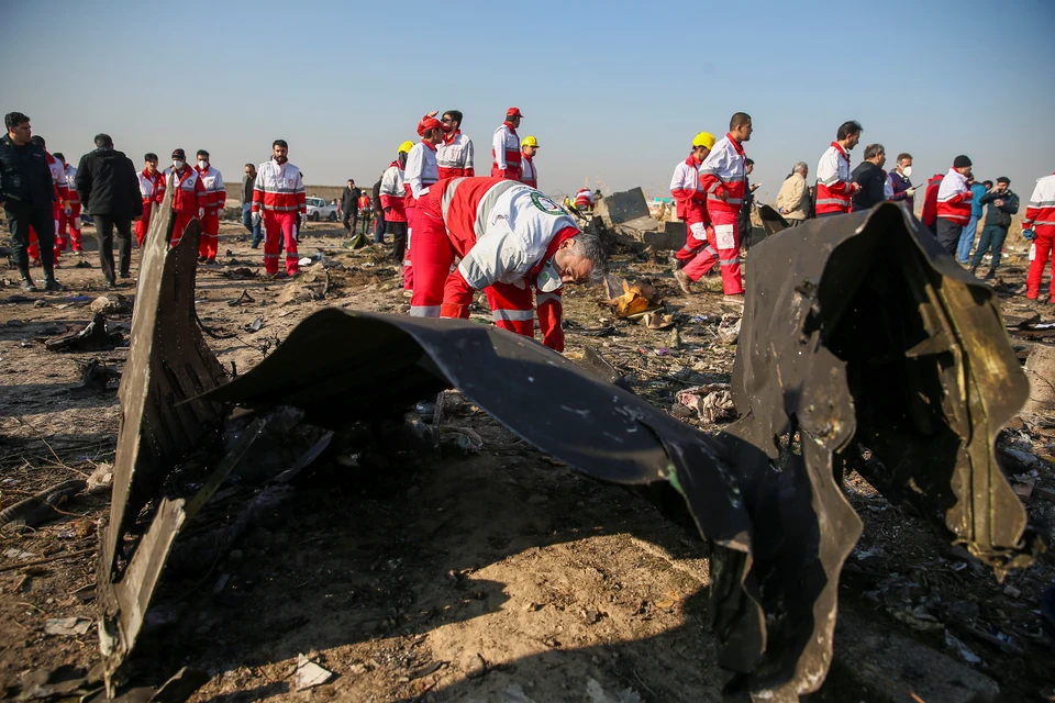 Самолет взорвался после столкновения с землей