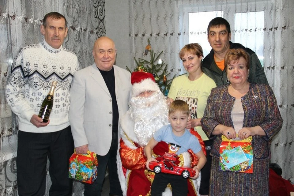 31 декабря Ване Дед Мороз подарил Ване красный "Мерседес".