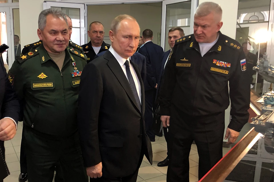 После учений — президент прибыл в Севастополь и сразу же отправился в Черноморское военно-морское училище имени Нахимова