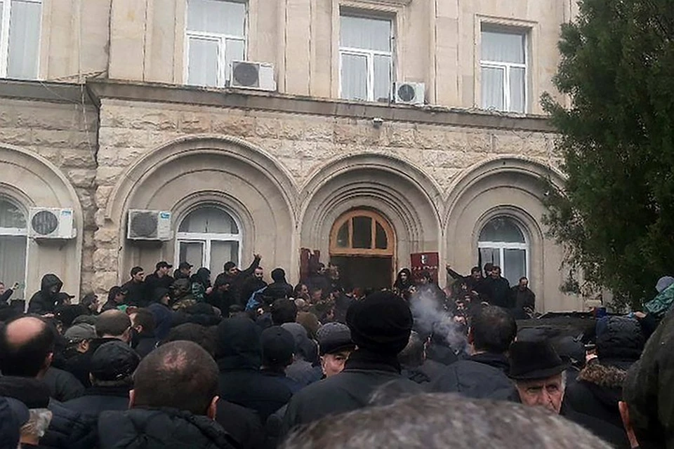 Участники митинга в Сухуме взломали дверь в здании администрации президента Абхазии. Фото: Анжела Кучуберия/ТАСС