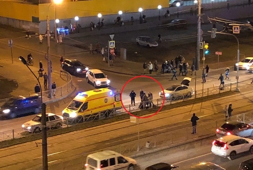 К сбитому ребенку приехала машина реанимации. Фото: vk.com/spb_today