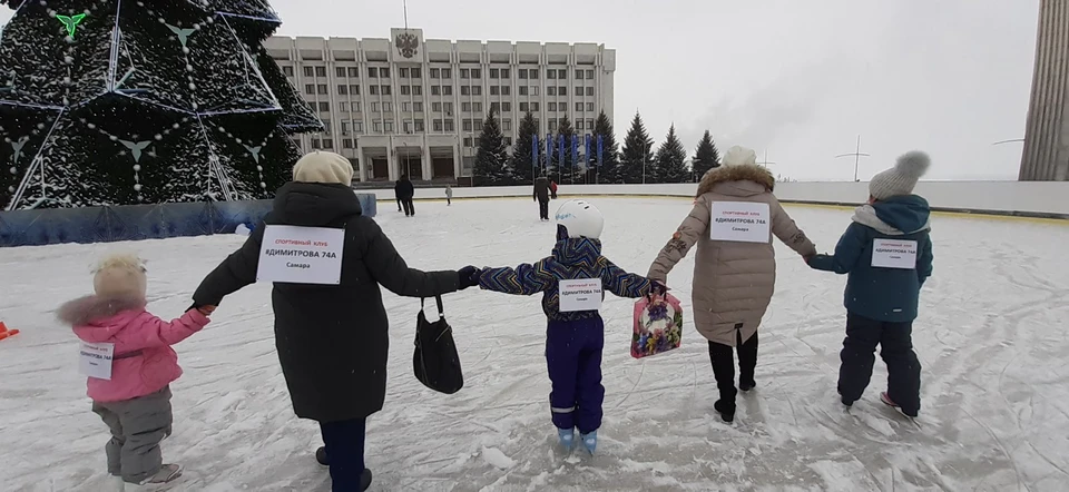Дольщики ЖК "Димитрова, 74а" прокатились на коньках под окнами здания областного правительства