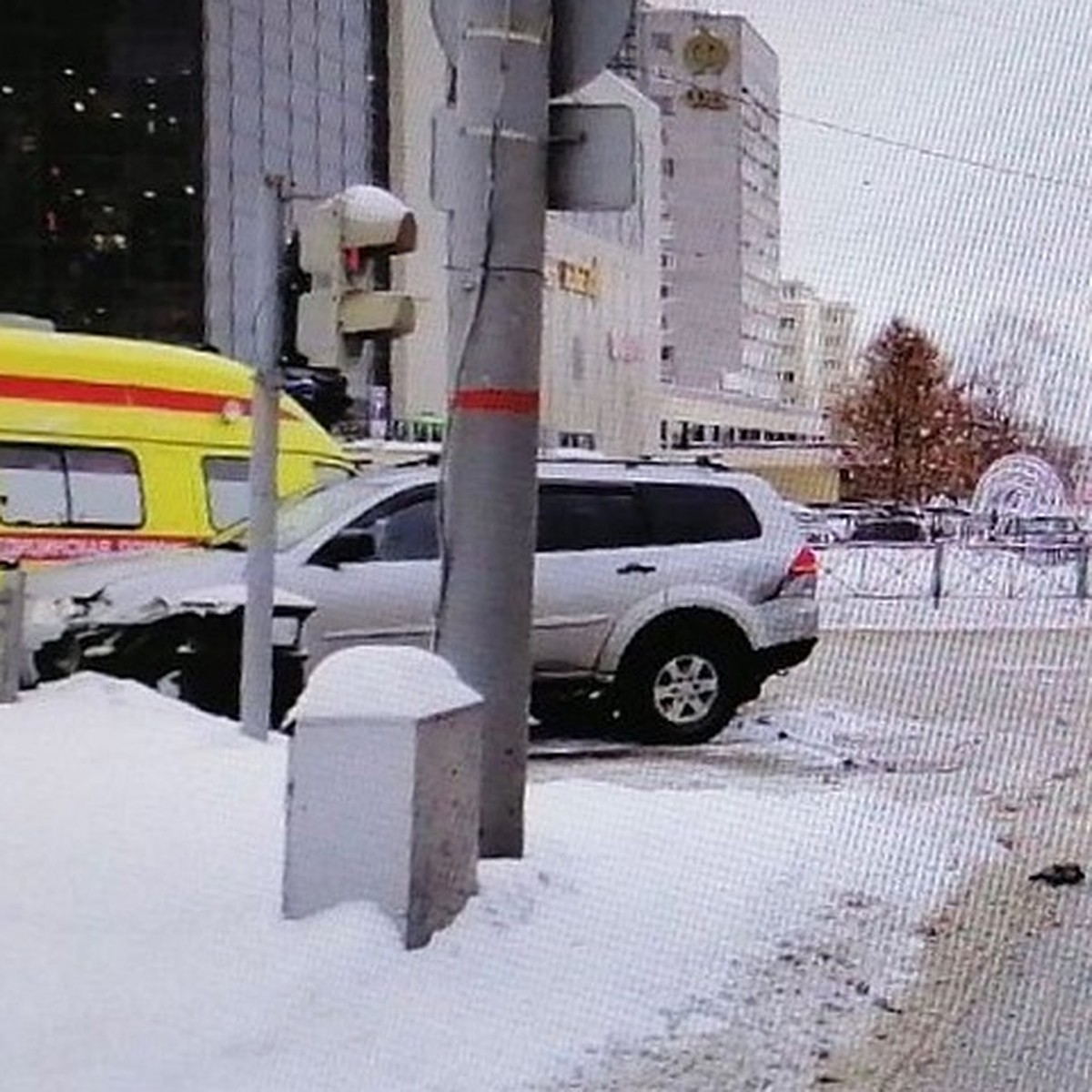 Видео: в Перми дорожный знак, который сбила иномарка, упал прямо на  пешехода - KP.RU