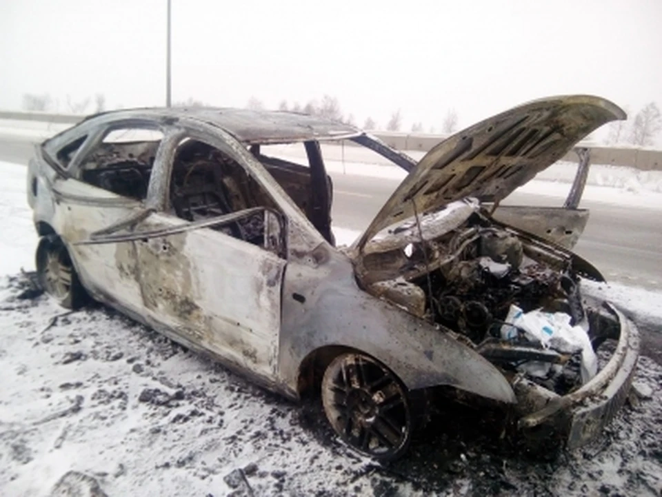 В авто, сгоревшем дотла на тюменской объездной дороге, нашли тело. Фото - СК по Тюменской области.