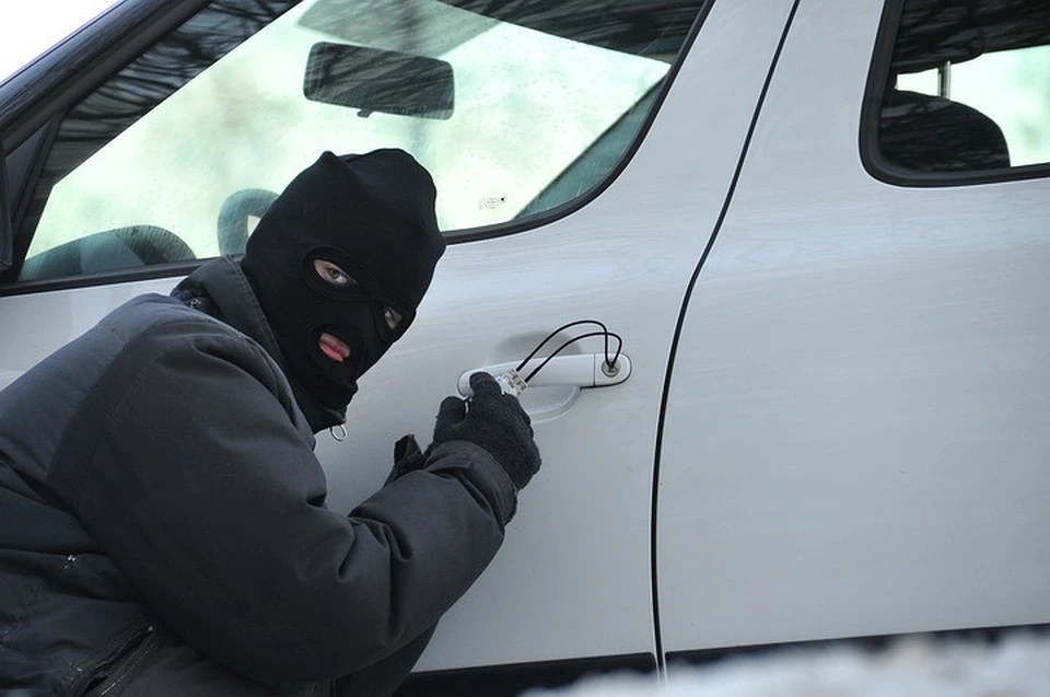 Подростки пытались угнать автомобиль без аккумулятора