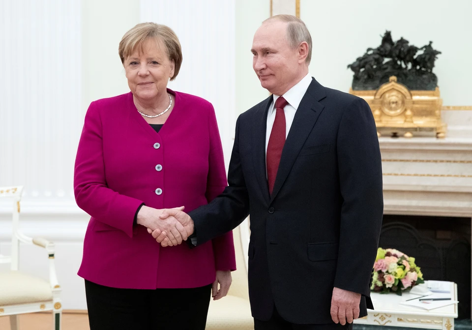 Путин по телефону обсудил с Меркель подготовку к берлинской конференции по ливийскому урегулированию