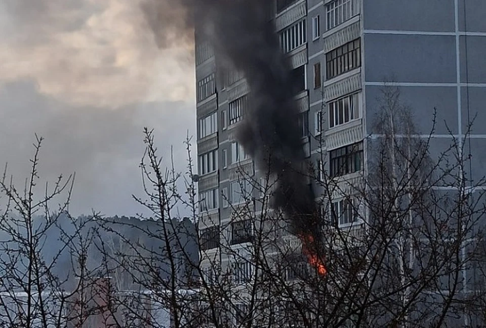 В Екатеринбурге вспыхнула многоэтажка. Фото: сообщество "Инцидент Екатеринбург"