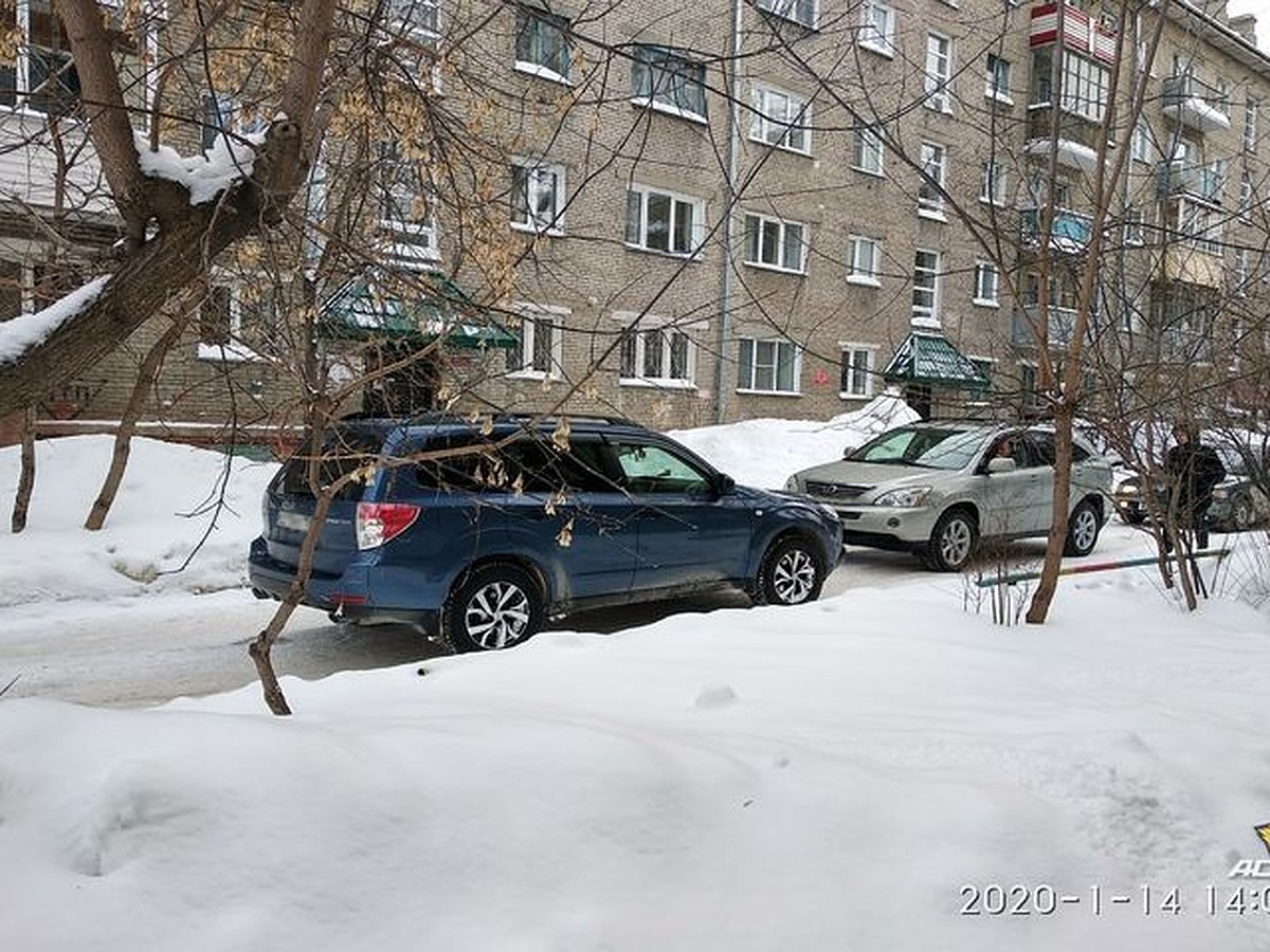 Три машины шесть часов не могли разъехаться во дворе в Новосибирске - KP.RU