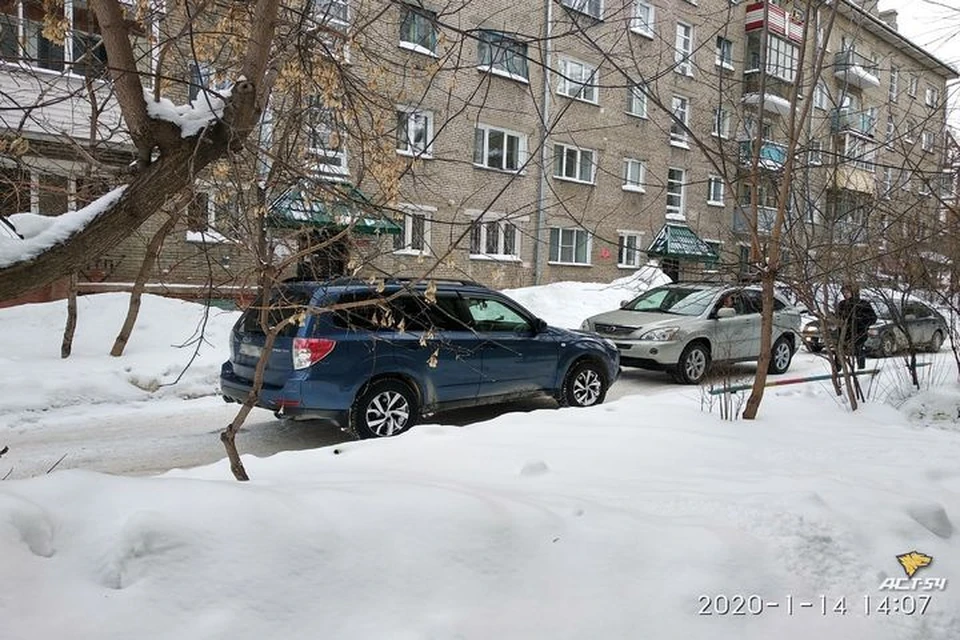 Автомобилисты никак не могли решить, кто и кому должен уступать дорогу. Фото: "АСТ-54"