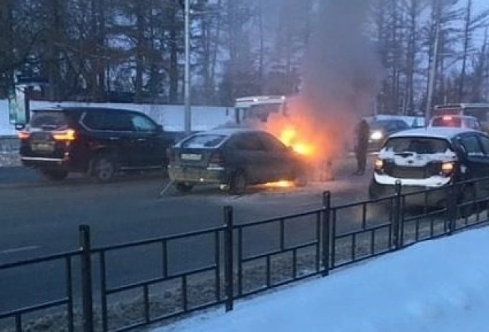 Машина загорелась рядом с мэрией.
