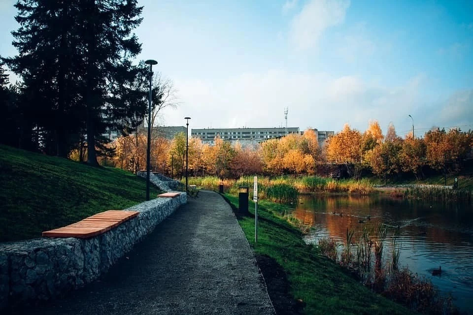 Сквер им. Оружейника Драгунова благоустроили по программе в прошлом году. Фото: Дмитрий Сурнин