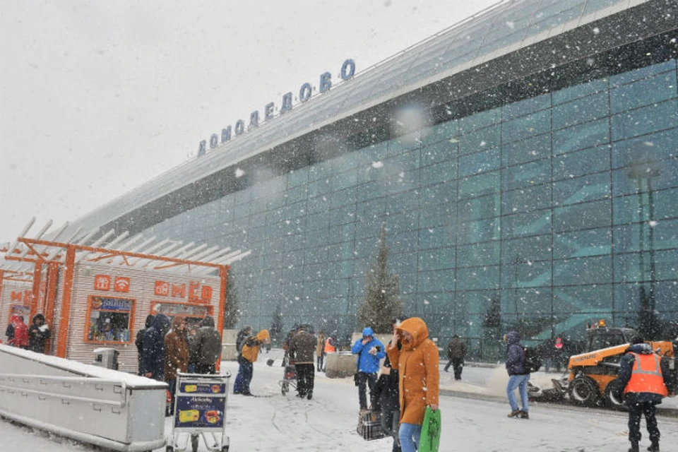 «ИрАэро»: все 99 пассажиров самолета Superjet 100, севшего на недостроенную полосу в Домодедово, доставлены в терминал аэропорта