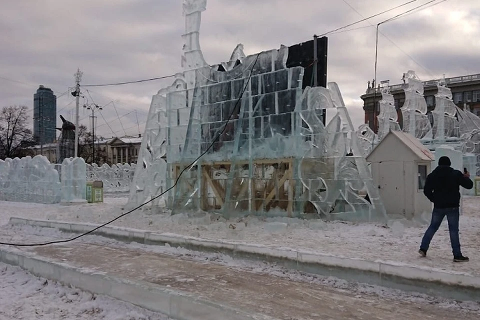 В Екатеринбурге из-за резкого потепления закрыли Ледовый городок. Фото: сообщество "Инцидент Екатеринбург"