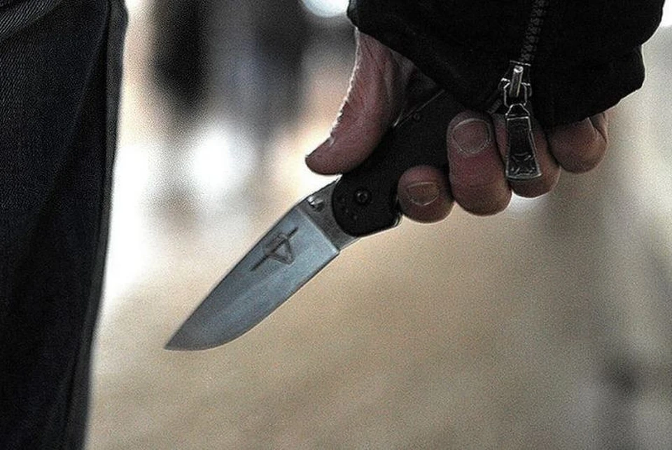 В Миассе на остановке пырнули ножом 50-летнего мужчину.