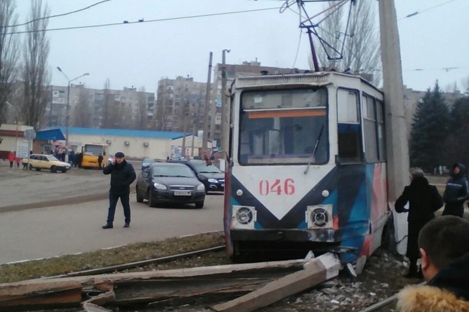 В Енакиево трамвай снес один столб и почти свалил второй. Фото: vk.com/typical_enakievo