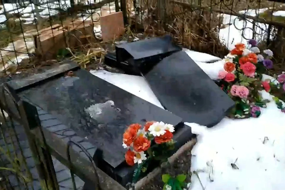 На кладбище в Конаково вандалы сломали несколько десятков надгробий Фото: vk.com/"Подслушано в городе Конаково" (скрин видео)