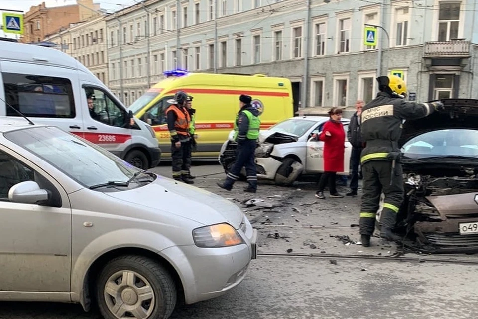 В ДТП с участием такси на Садовой пострадал один человек. Фото: vk.com/spb_today