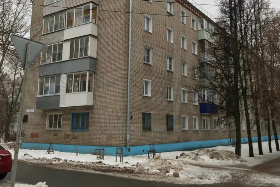 С крыши этого дома на мальчика упал снег. Фото: admkirov.ru