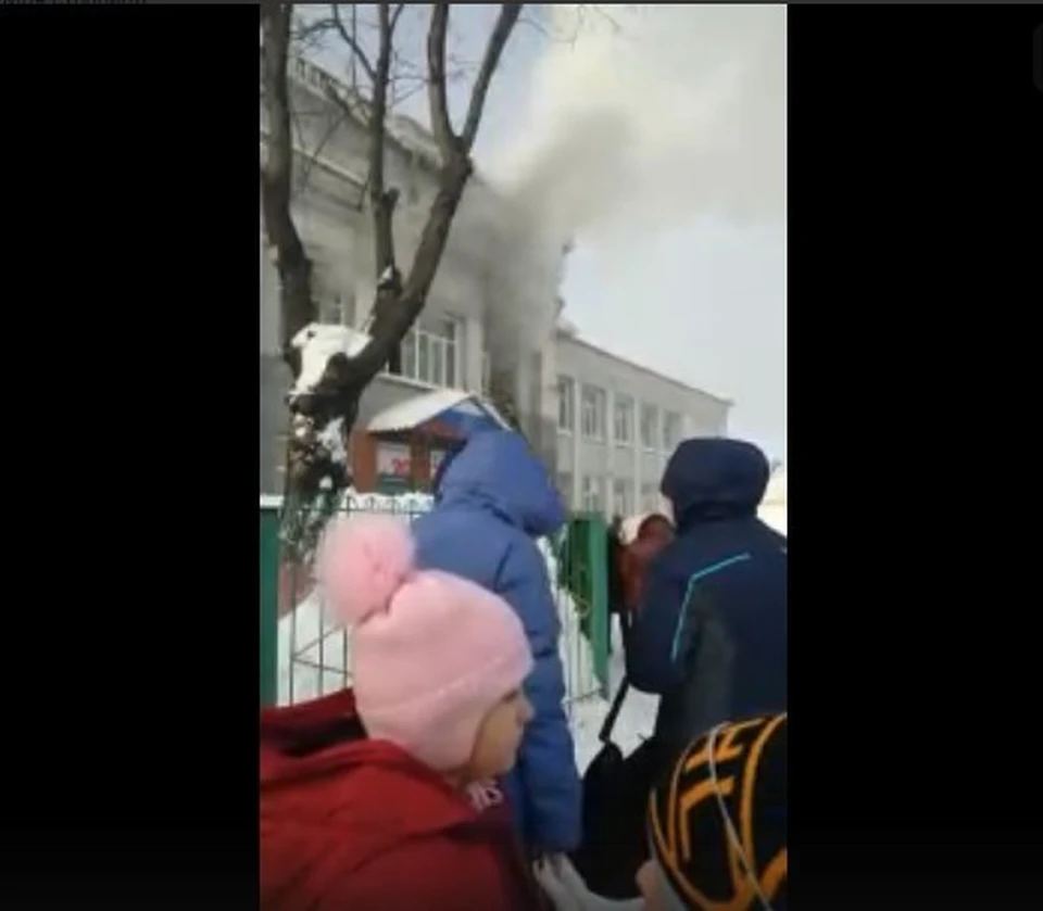 В Прокопьевске загорелось здание школы. ФОТО: Евгений Семенов/vk.com