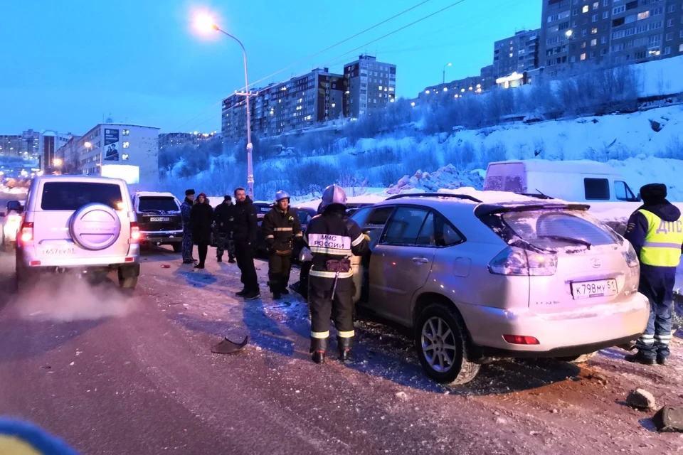На светофоре внедорожник занесло и он протаранил пять припаркованных авто. Фото: МЧС по Мурманской области