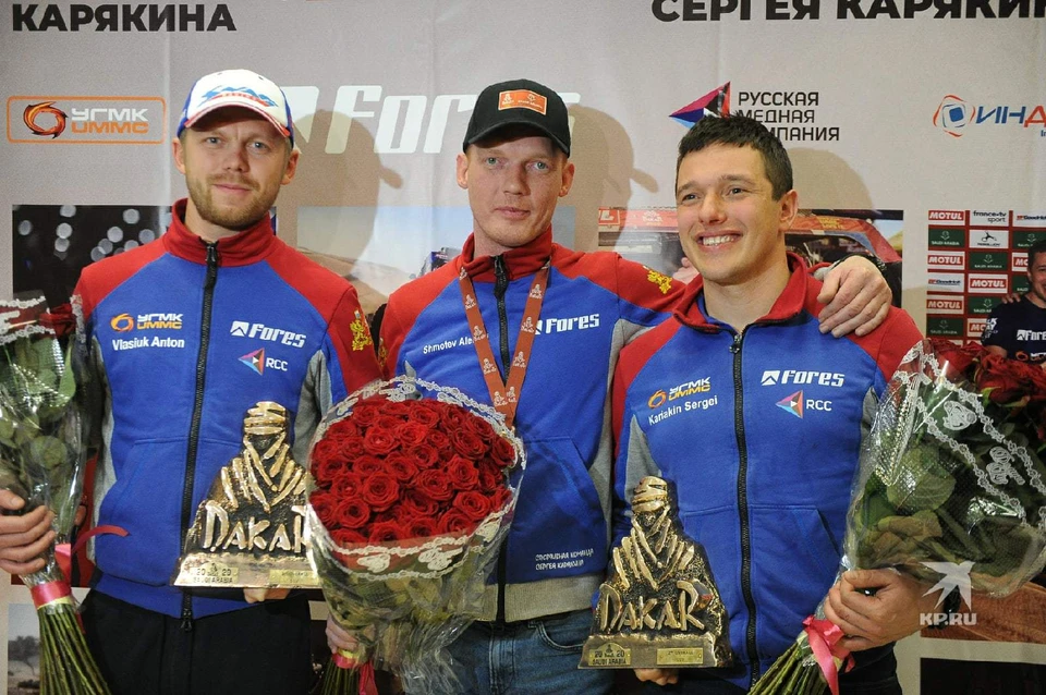 На фото слева штурман Антон Власюк, в центре второй пилот Алексей Шмотьев, справа Сергей Карякин