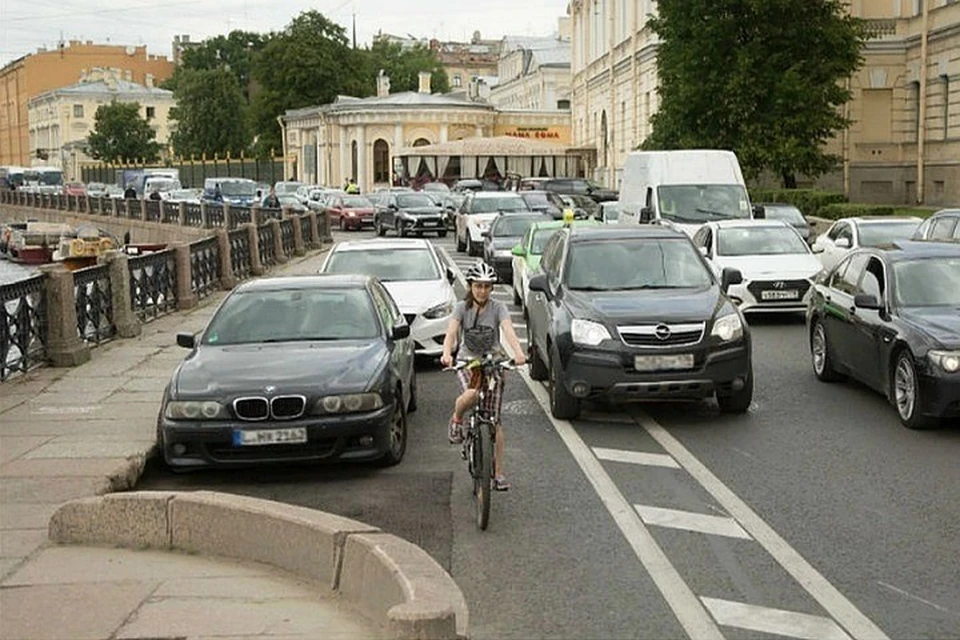 В Петербурге обсудят судьбу велодорожки на набережной Фонтанки, на которую жалуются автомобилисты