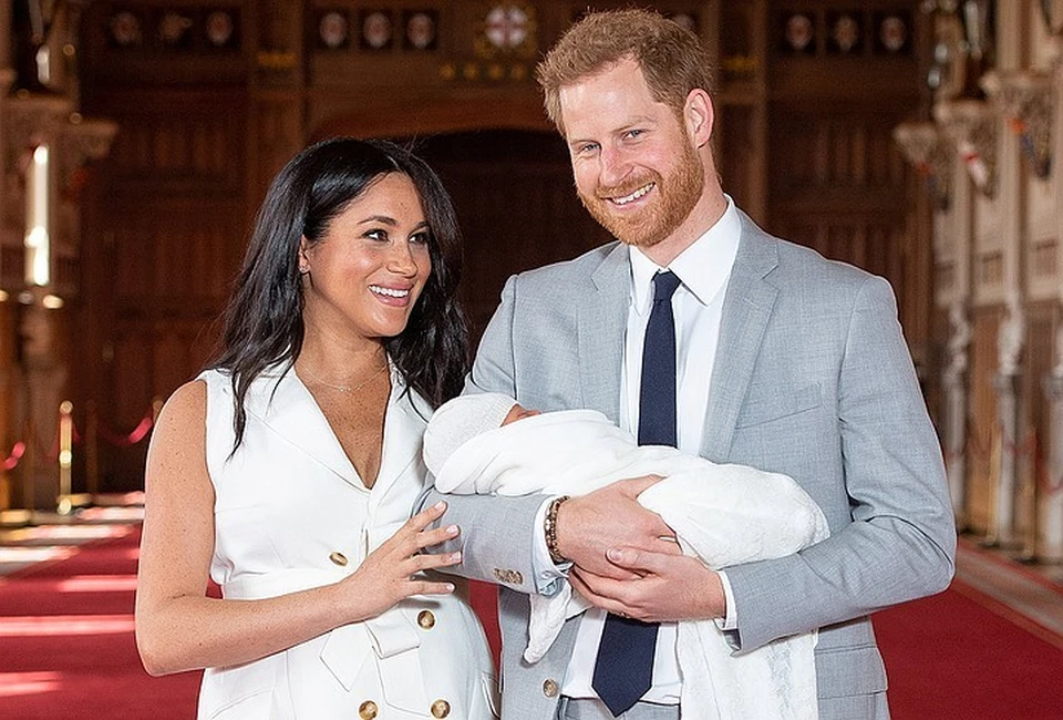 Принц Гарри покинул Великобританию, чтобы воссоединиться с женой и сыном