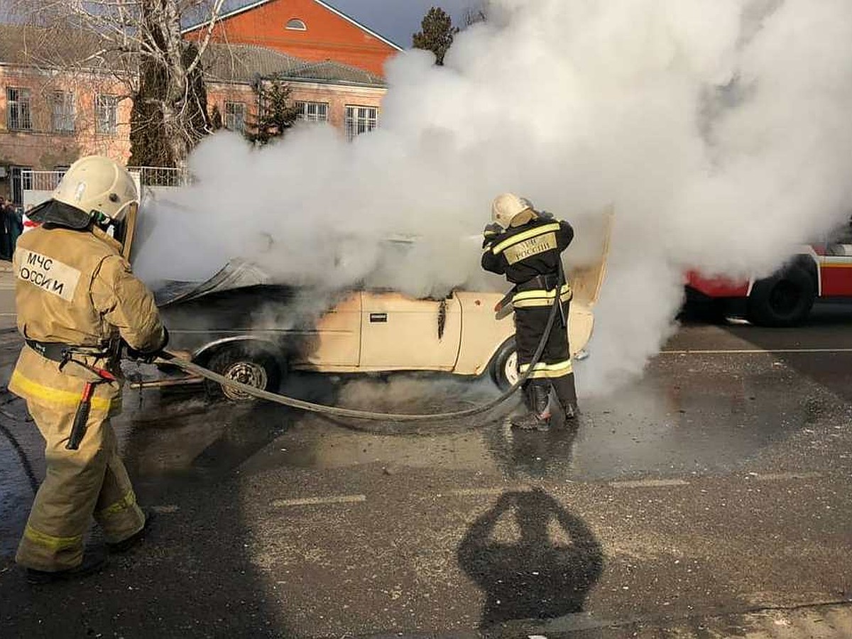 Появилось видео взрыва газового баллона в машине на дороге в Майкопе - KP.RU