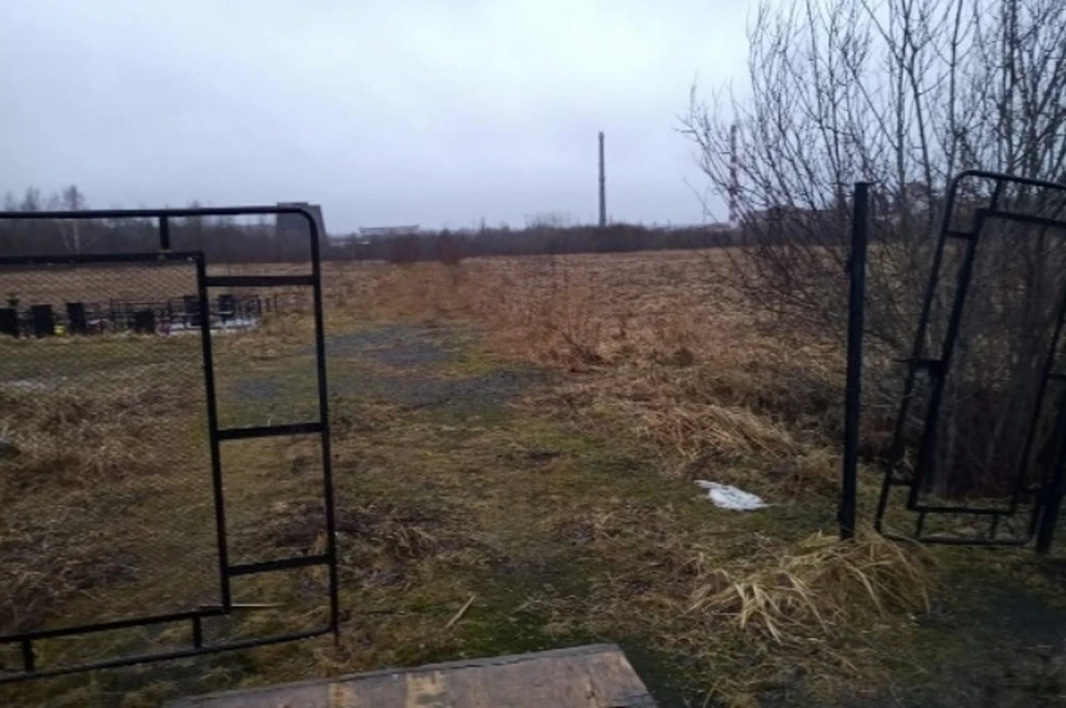 В Бокситогорске вандалы забрали железные ограждения кладбища. Фото: vk.com/id190955323