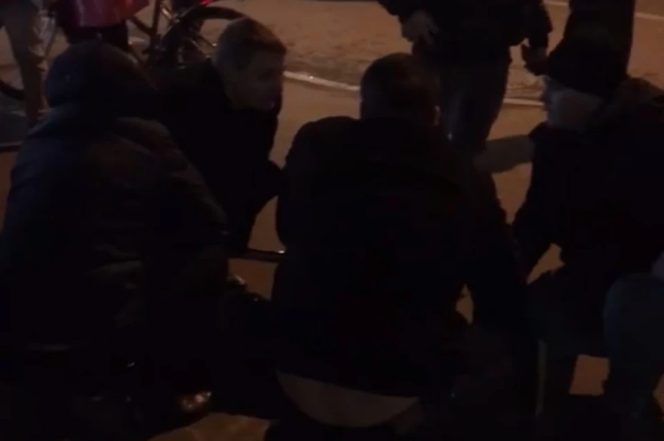 Прохожие в Петербурге самостоятельно задержали парня по подозрению в закладках. Фото: vk.com/vasilyevskiyostrov