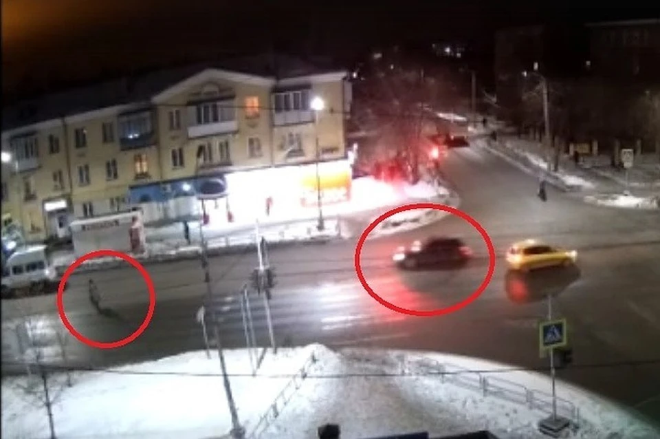 Через секунду мчащийся автомобиль насмерть собъет эту женщину. Фото: кадр видео с камере компании "Интерсвязь".