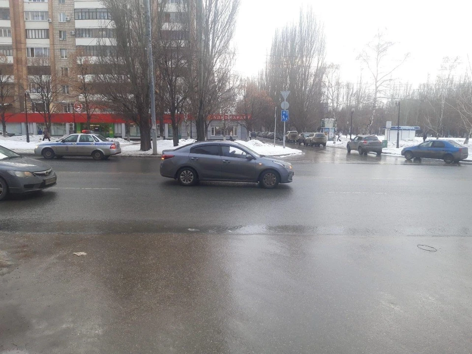 Женщина решила перейти дорогу в неположенном месте и попала под колеса авто