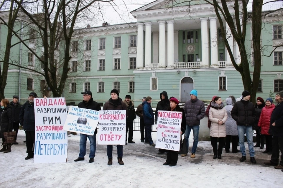 Защитники здания уверены, что скоро ему придет конец без охранного статуса. Фото: vk.com/odoevskogo10
