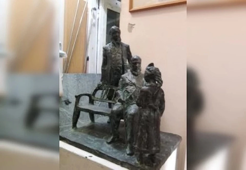 Скульптура изображает писателя Сергея Аксакова, его сына Григория и внучку Олю