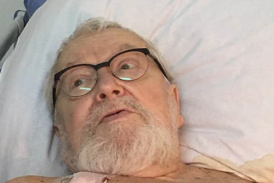 На первом фото Соловьев в очках лежит на больничной койке и, судя по кадру, весьма бойко размышляет вслух.