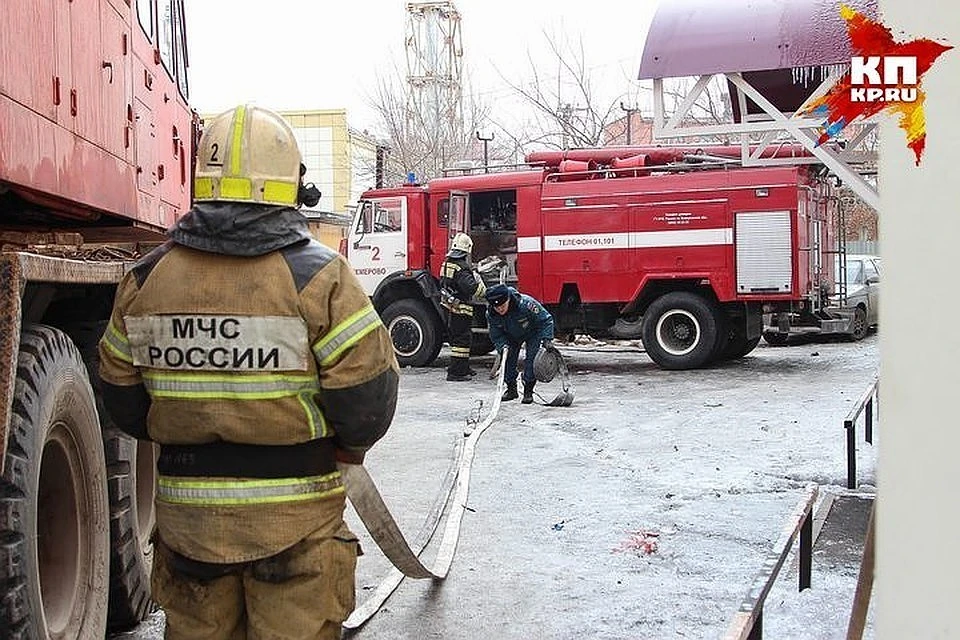 Спасатели помогли мужчине выйти из горящей квартиры