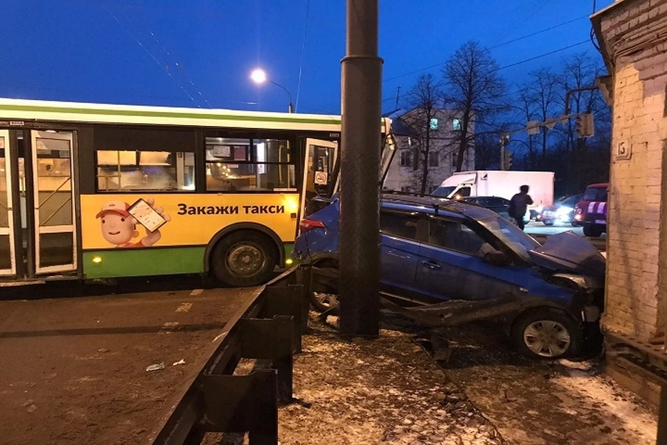 Автобус снес легковушку и "впечатал" ее в здание.