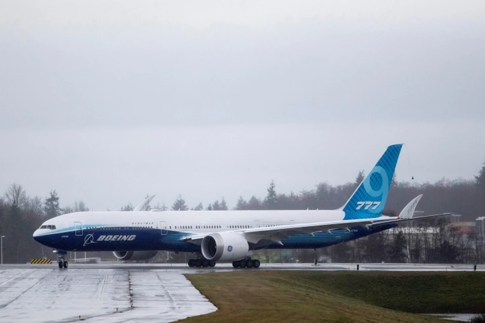 Первый испытательный полет нового самолета Boeing 777X отложили из-за сильного ветра