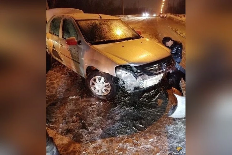Машина получила серьезные повреждения. Фото: Новосибирская служба эвакуации «АСТ-54».