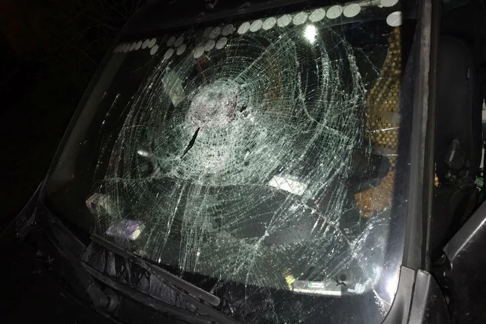 Фото разбитой машины ночью. Разбили машину Нижний Новгород. Ночь битого стекла Берлин.