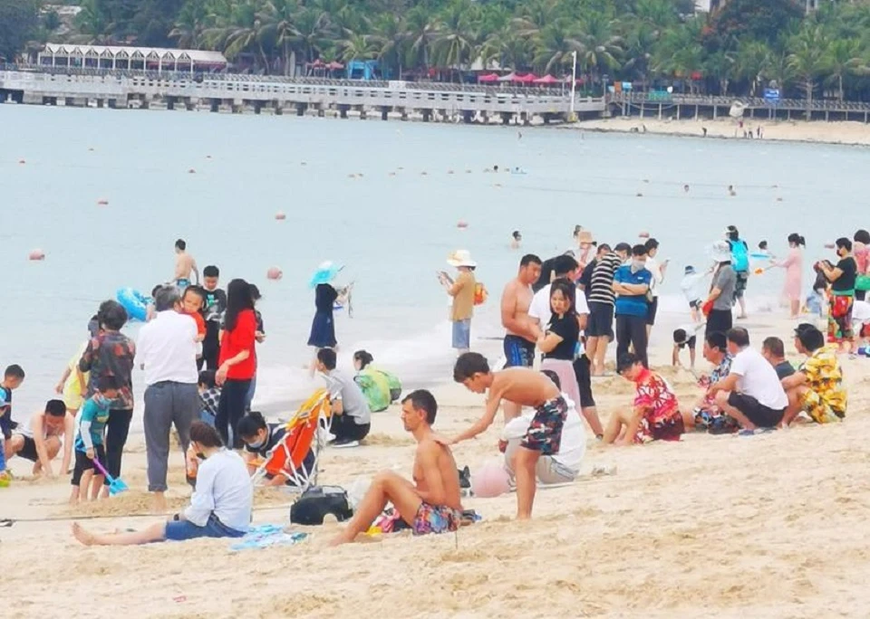 Даже после сообщений о коронавирусе пляжи на острове Хайнань не пустуют. Дата фото 26 января. Автор: Алексей, местный житель.