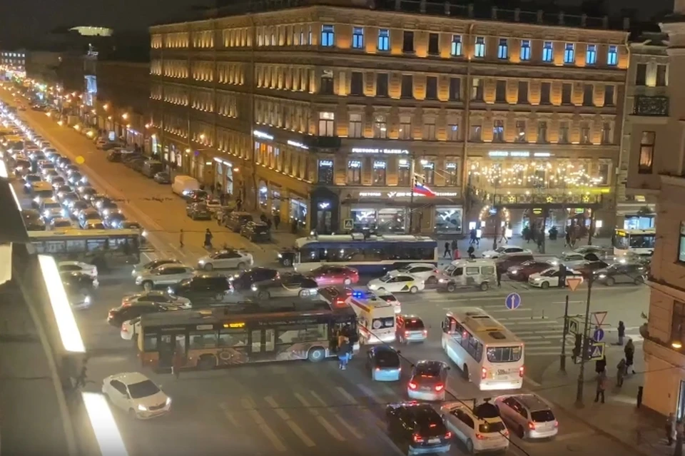 На перекрестке Литейного и Невского проспектов возникли жуткие пробки из-за неработающих светофоров. Фото: vk.com/spb_today